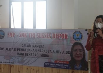 Ketut Ria Saat Memberikan Materi Kepada Santri dan Siswa SMP - SMK Tri Sukses, Depok
