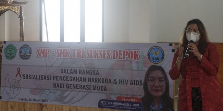 Ketut Ria Saat Memberikan Materi Kepada Santri dan Siswa SMP - SMK Tri Sukses, Depok