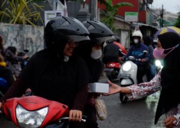 Remaja LDII Sukamaju Saat Berbagi Ta'Jil