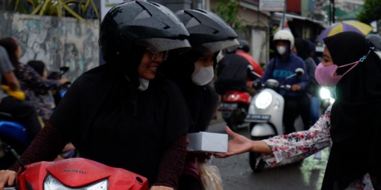 Remaja LDII Sukamaju Saat Berbagi Ta'Jil