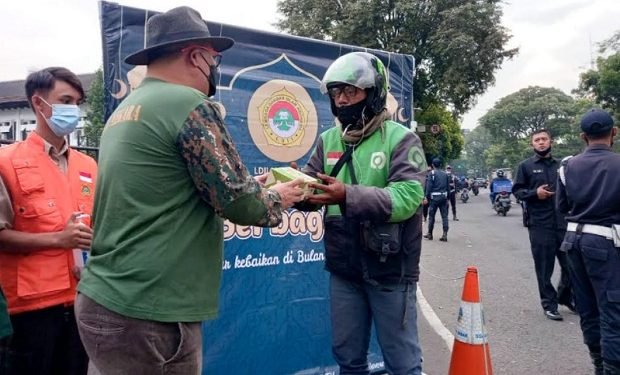 LDII berbagi ta'jil kepada pengguna jalan