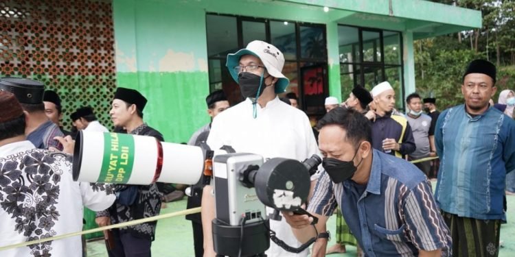 Tim dari DPP LDII saat memantau hilal