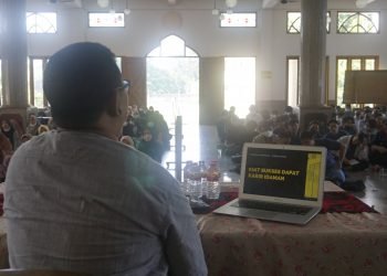 Pemateri di hadapan peserta seminar kesiapan melamar pekerjaan, Kepemudaan DPD LDII Kota Depok