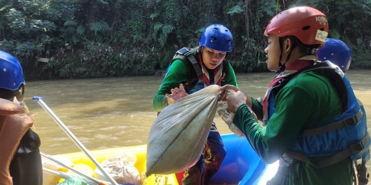 Sako SPN LDII Kota Depok dalam Aksi Bersih Sampah Sungai Ciliwung