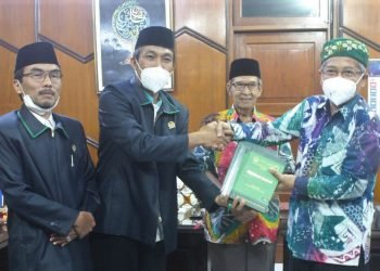 Ketua DPW LDII DIY memberikan AD/ART, buku Munas IX LDII 2021 dan buku pedoman beribadah LDII yang diterima oleh Ketua PWM DIY H. Gita Danu Pranata, SE., MM. (kanan). Turut mendampingi Sekretaris PWM Drs. H. Sukiman, MA. (kedua dari kanan) dan Wakil Ketua DPW LDII DIY H. Anji Sujiman, SH., MM. (kiri).