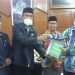 Ketua DPW LDII DIY memberikan AD/ART, buku Munas IX LDII 2021 dan buku pedoman beribadah LDII yang diterima oleh Ketua PWM DIY H. Gita Danu Pranata, SE., MM. (kanan). Turut mendampingi Sekretaris PWM Drs. H. Sukiman, MA. (kedua dari kanan) dan Wakil Ketua DPW LDII DIY H. Anji Sujiman, SH., MM. (kiri).