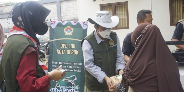 Ketua DPD LDII Kota Depok, H. Chairul Baihaqi Menyerahkan secara simbolis Daging Kurban kepada Masyarakat Depok (10/07)