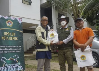 Ketua DPD LDII Kota Depok Secara Simbolis Menyerahkan Daging Kurban kepada masyarakat Depok (10/07)