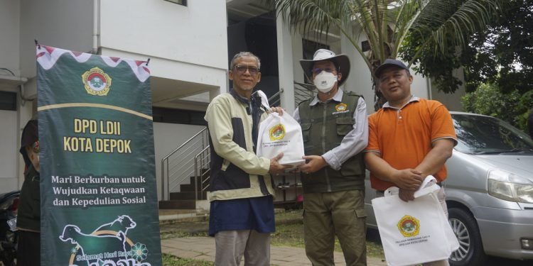 Ketua DPD LDII Kota Depok Secara Simbolis Menyerahkan Daging Kurban kepada masyarakat Depok (10/07)
