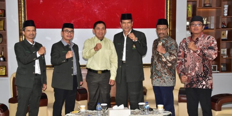 Audiensi Pengurus Lembaga Dakwah Islam Indonesia (LDII) Sulawesi Selatan dengan Panglima Kodam XIV/Hasanuddin Mayjen TNI Andi Muhammad SH MH di Markas Kodam XIV/Hasanuddin, Jalan Urip Sumoharjo, Makassar, Sulawesi Selatan, Selasa (5/7/2022). LDII menyampaikan undangan kepada Panglima Kodam XIV/Hasanuddin untuk menghadiri kegiatan pengajian akbar dan sepakbola.