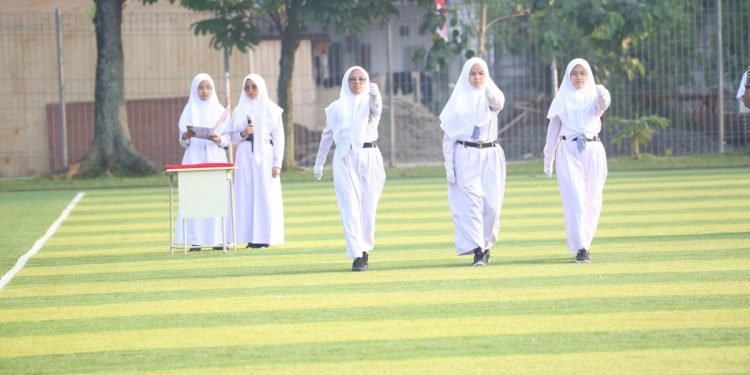 Siswa-siswi dan Santri Pondok Pesantren Bina Indonesia Gemilang Kota Depok dalam Upacara Peringati HUT Ke-77 Kemerdekaan RI di Stadion H. Abdul Malik BIG
