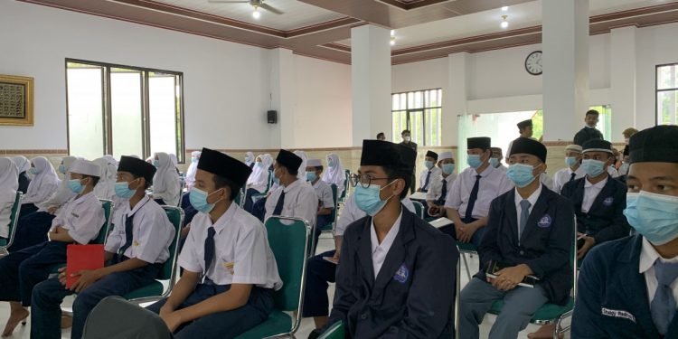 Siswa siswa dan santri Roudhotul Qur'an