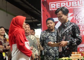 Penyerahan Tumpeng Kepada Ketua RT 002 Beji dari Panitia Acara Tasyakuran