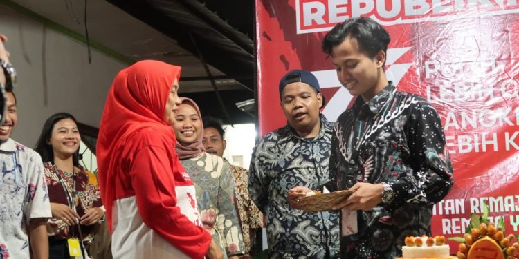 Penyerahan Tumpeng Kepada Ketua RT 002 Beji dari Panitia Acara Tasyakuran