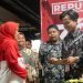 Penyerahan Tumpeng Kepada Ketua RT 002 Beji dari Panitia Acara Tasyakuran