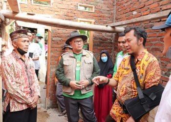 Ketua DPW LDII Jawa Barat dalam Seremoni Bedah Rumah Warga Kelurahan Baros, Cimahi