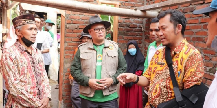 Ketua DPW LDII Jawa Barat dalam Seremoni Bedah Rumah Warga Kelurahan Baros, Cimahi
