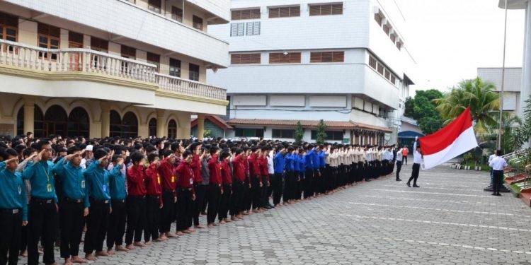 Upacara bendera rutin dilaksanakan setiap hari Senin dan hari-hari nasional yang dilaksanakan Pondok Pesantren Wali Barokah, Kediri sebagai upaya penumbuhan budi pekerti, karakter bangsa, terutama nilai-nilai kebangsaan dan kebhinekaan.