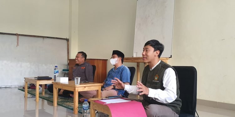 Ketua DPD LDII Kota Depok didampingi Sekretaris dan Ketua Bidang KIM pada Rakor KIM.
