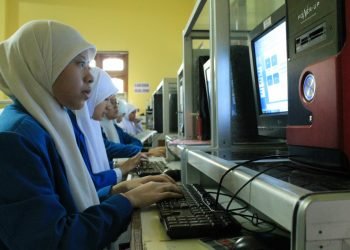 Para santri LDII di Ponpes Wali Barokah sedang mengikuti pelajaran tafsir Alquran. Saat mereka lulus dan menjadi juru dakwah, mereka diharapkan dapat memanfaatkan media sosial untuk membangun karakter bangsa, agar berjiwa Pancasilais.