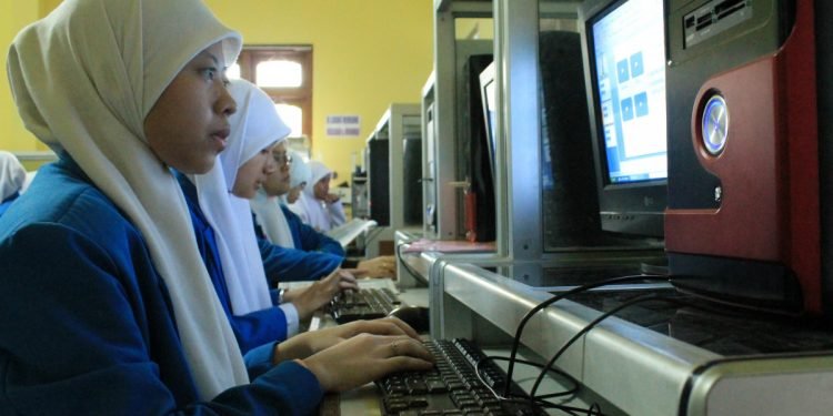 Para santri LDII di Ponpes Wali Barokah sedang mengikuti pelajaran tafsir Alquran. Saat mereka lulus dan menjadi juru dakwah, mereka diharapkan dapat memanfaatkan media sosial untuk membangun karakter bangsa, agar berjiwa Pancasilais.