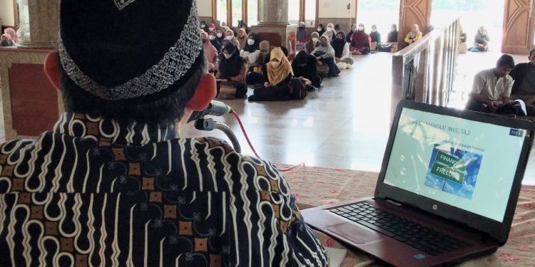 Dewan Penasehat DPD LDII Kota Depok, KH. Tedy Hartadi Saat Memberikan Materi pada Pengajian Usia Pra Nikah