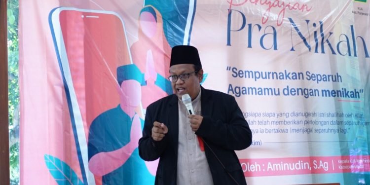 Kepala KUA Purwoasri Saat Memberi Materi