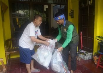 Anggota Sako SPN Kota Depok mengumpulkan barang bekas untuk dipilah dan dijual menjadi uang kas.