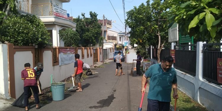 Warga LDII Beji dalam Kerja Bakti Sekaligus Menyukseskan Gerakan World Clean Up Day 2022.