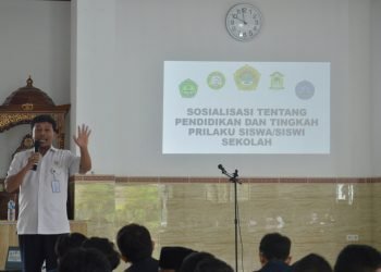 Sekretaris Camat Cilodong, Zainal Arifin saat memberikan materi.