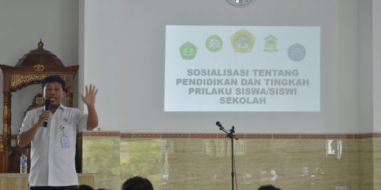 Sekretaris Camat Cilodong, Zainal Arifin saat memberikan materi.