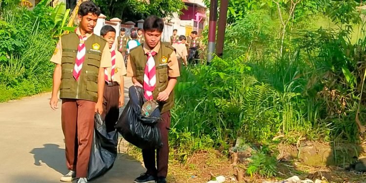 Aksi Pungut dan Pilah Sampah yang Dilakukan siswa Sekolah Tri Sukses, DPD LDII Kota Depok