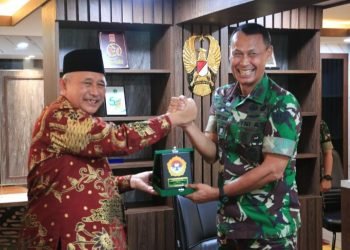 Ketum DPP LDII KH. Chriswanto Santoso bersama Asisten Teritorial Kepala Staf Angkatan Darat (Aster Kasad) Mayor Jenderal TNI Karmin Suharna.