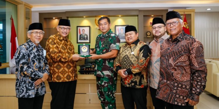 Ketum DPP LDII dan Pangkostrad TNI AD Didampingi Pengurus LDII