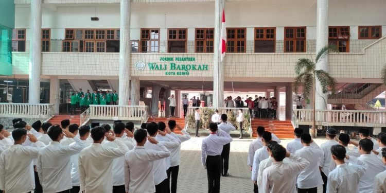 Santri Pondok Pesantren Wali Barokah Kediri Mengikuti Upacara Peringatan Hari Santri 2022