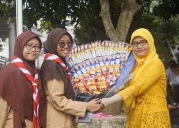 Siswa Sekolah Tri Sukses memberikan tanda kasih untuk guru pada peringatan Hari Guru Nasional 2022