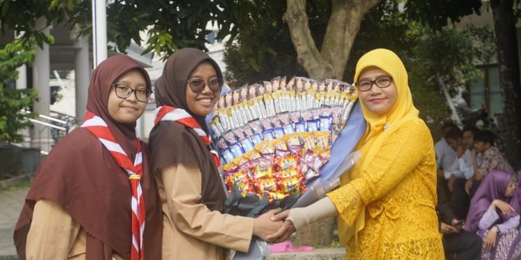 Siswa Sekolah Tri Sukses memberikan tanda kasih untuk guru pada peringatan Hari Guru Nasional 2022