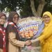 Siswa Sekolah Tri Sukses memberikan tanda kasih untuk guru pada peringatan Hari Guru Nasional 2022