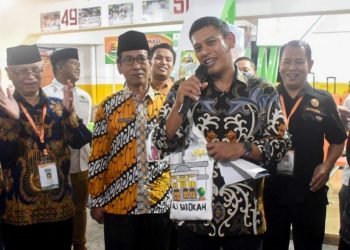 Wali Kota Kediri Abdullah Abu Bakar saat hadir membuka Bazaar Remaja Pondok Pesantren Wali Barokah, Kediri
