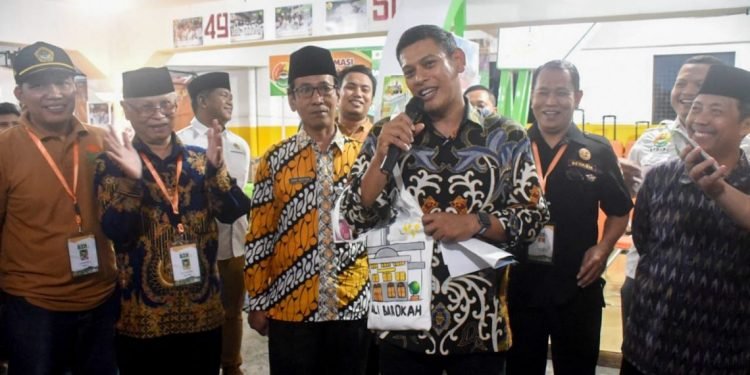 Wali Kota Kediri Abdullah Abu Bakar saat hadir membuka Bazaar Remaja Pondok Pesantren Wali Barokah, Kediri
