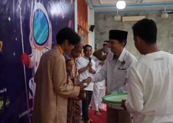 Ketua PC LDII Pancoran Mas H. Teguh Ariadi mengucapkan selamat kepada  peserta Festival Anak Sholih