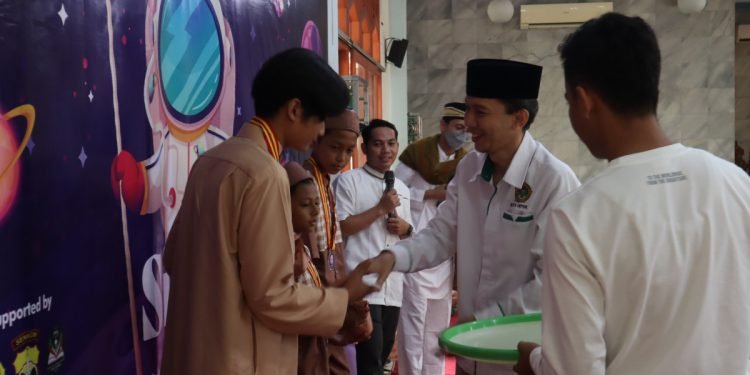 Ketua PC LDII Pancoran Mas H. Teguh Ariadi mengucapkan selamat kepada  peserta Festival Anak Sholih