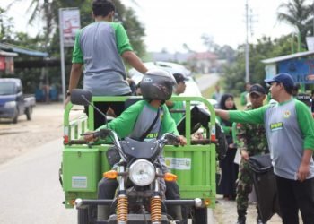 Warga Kecamatan Sekayam dari berbagai komponen terlibat dalam aksi bersama pungut sampah. (LINES)