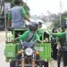 Warga Kecamatan Sekayam dari berbagai komponen terlibat dalam aksi bersama pungut sampah. (LINES)