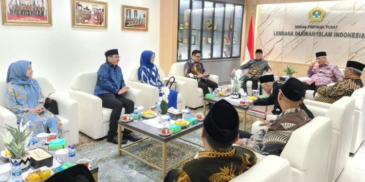 Ketua Umum DPP LDII saat menerima kunjungan Wakil Ketua MPR RI beserta jajarannya.