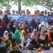 Warga LDII Tebet menggelar family gathering ke pantai. Foto: LINES.