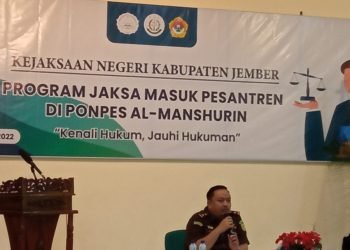 Fungsionaris Kejaksaan Jember sebagai pemateri dalam acara Jaksa masuk pesantren di Ponpes Al Manshurin Jember.