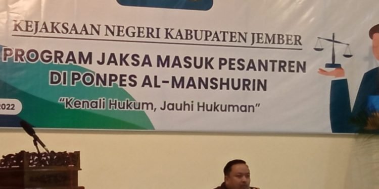 Fungsionaris Kejaksaan Jember sebagai pemateri dalam acara Jaksa masuk pesantren di Ponpes Al Manshurin Jember.