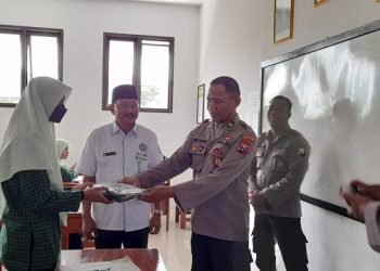 Kunjungan Polsek Pesantren di Sekolah Al Manshurin, Kediri.