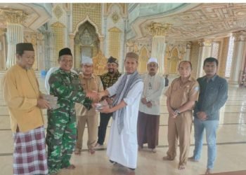Ustadz Idrus Lesmana mewakili Paguyuban Jawa Barat di Kabupaten Jayapura menerima secara simbolis donasi bencana Cianjur.